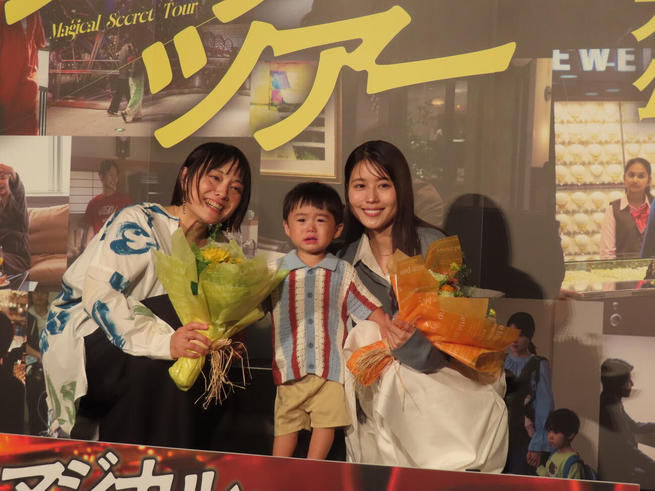 映画「マジカル・ミステリー・ツアー」の舞台あいさつに出席した、左から天野千尋監督、子役の才真くん、母親役の有村架純