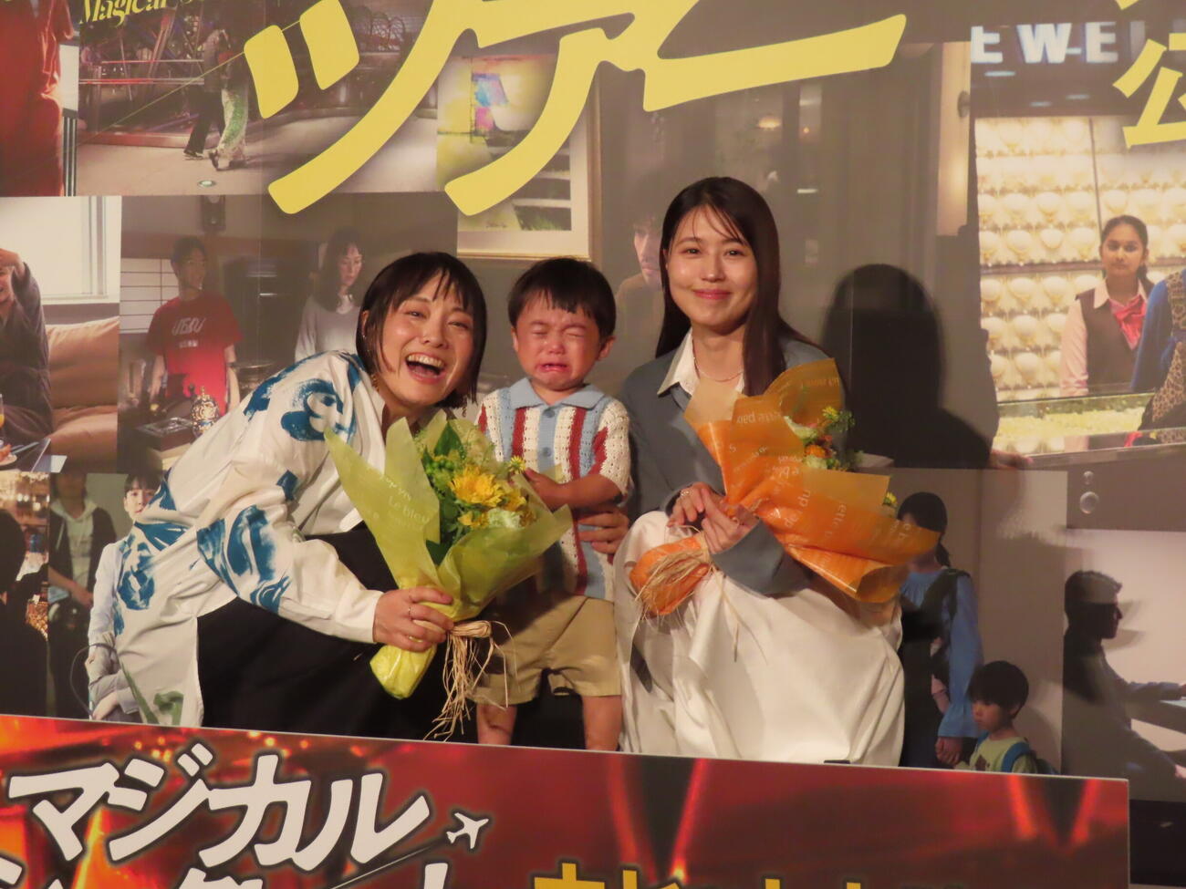 映画「マジカル・ミステリー・ツアー」の舞台あいさつに出席した、左から天野千尋監督、子役の才真くん、母親役の有村架純