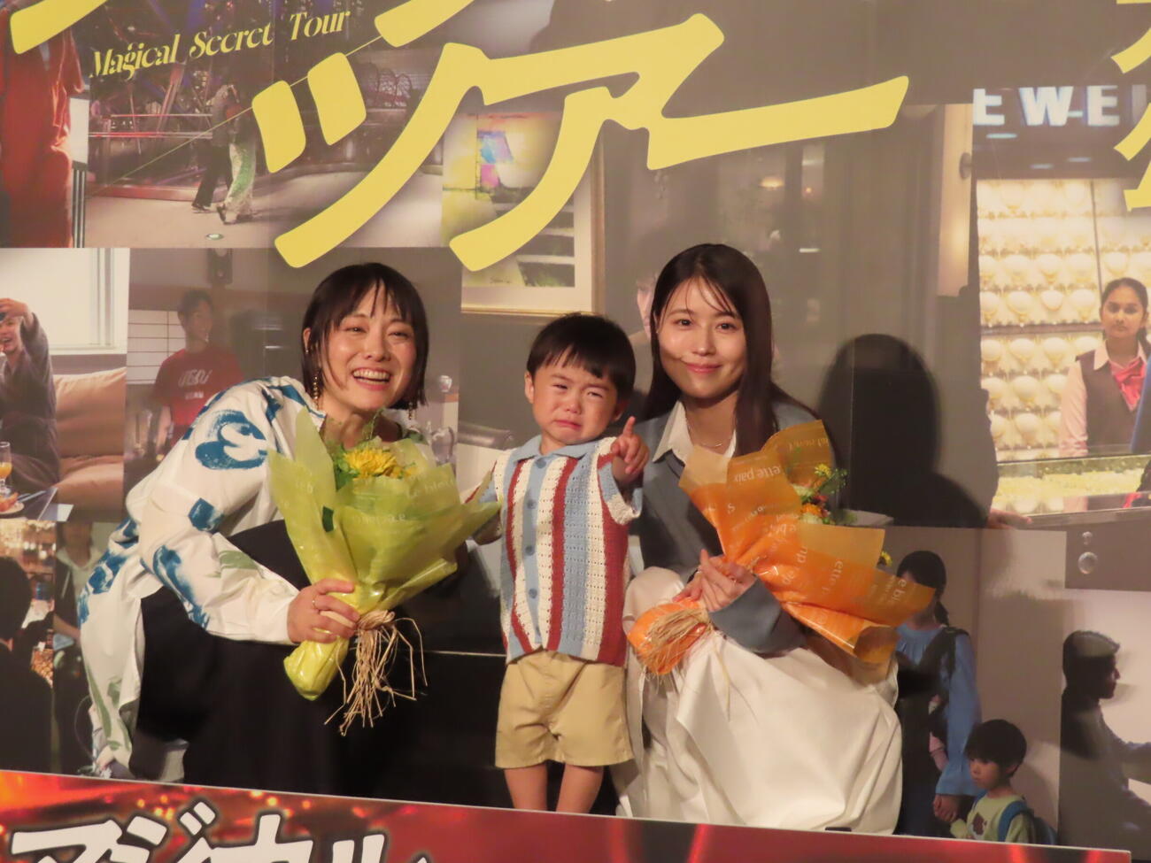 映画「マジカル・ミステリー・ツアー」の舞台あいさつに出席した、左から天野千尋監督、子役の才真くん、母親役の有村架純