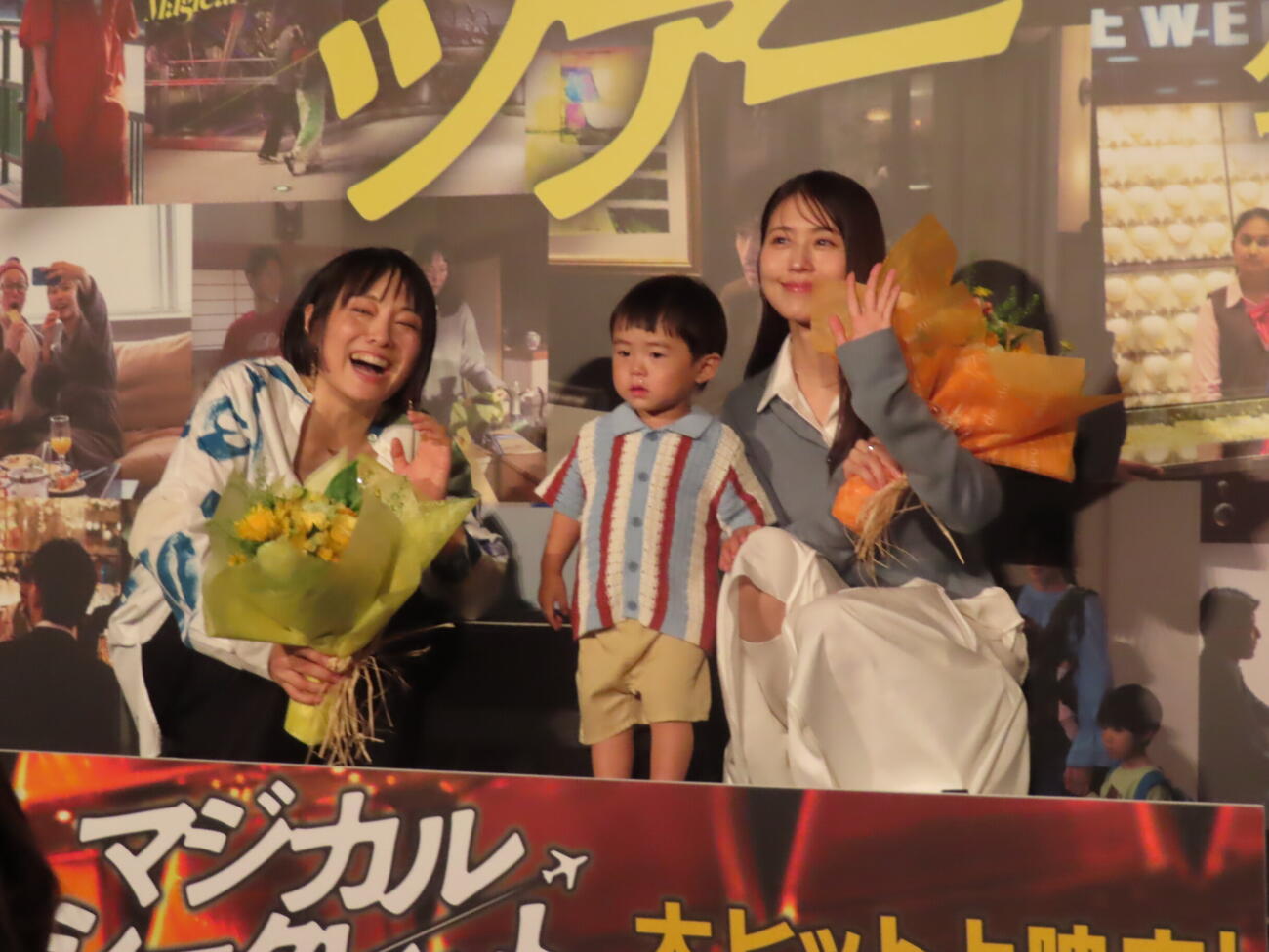 映画「マジカル・ミステリー・ツアー」の舞台あいさつに出席した、左から天野千尋監督、子役の才真くん、母親役の有村架純
