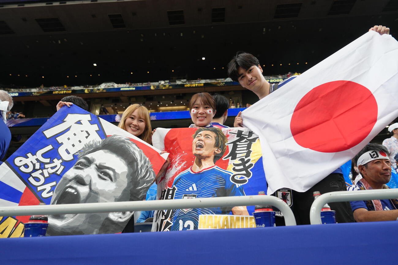 日本対ブラジル　盛り上がるファン（撮影・足立雅史）