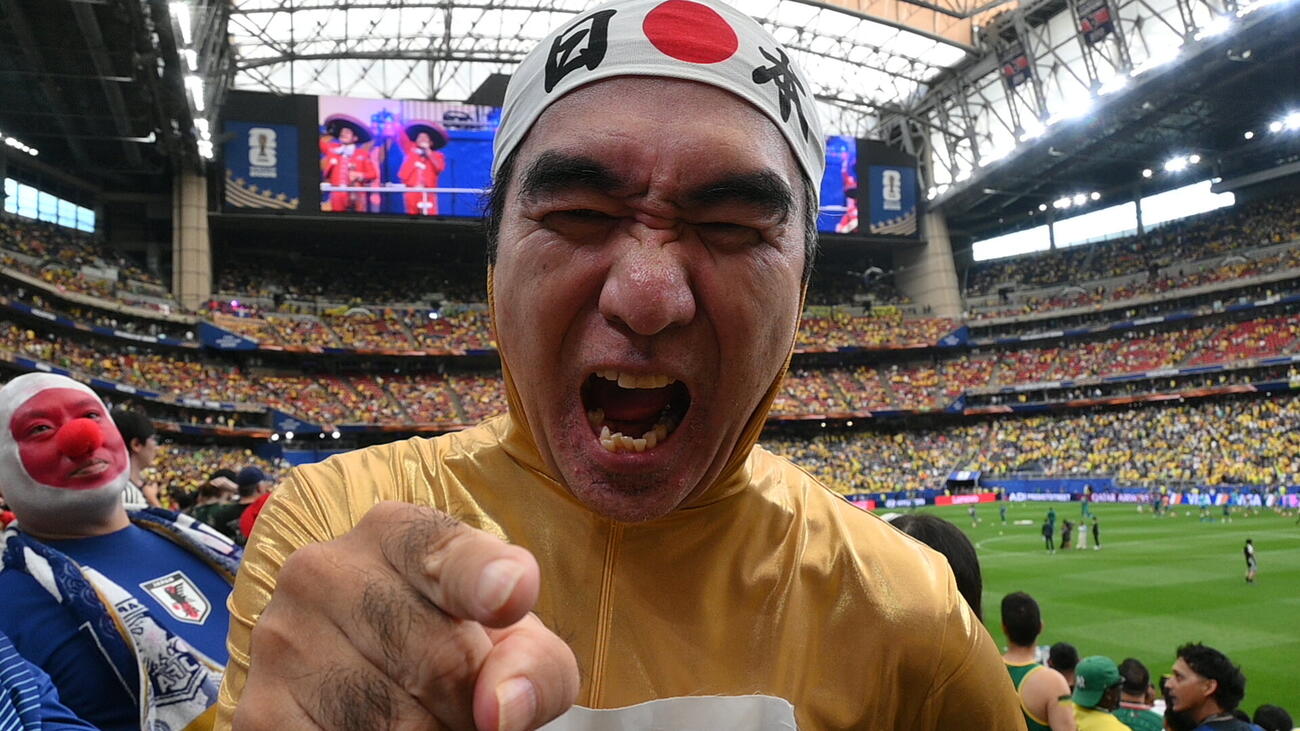 決勝トーナメント1回戦のブラジル戦を現地観戦する江頭2：50