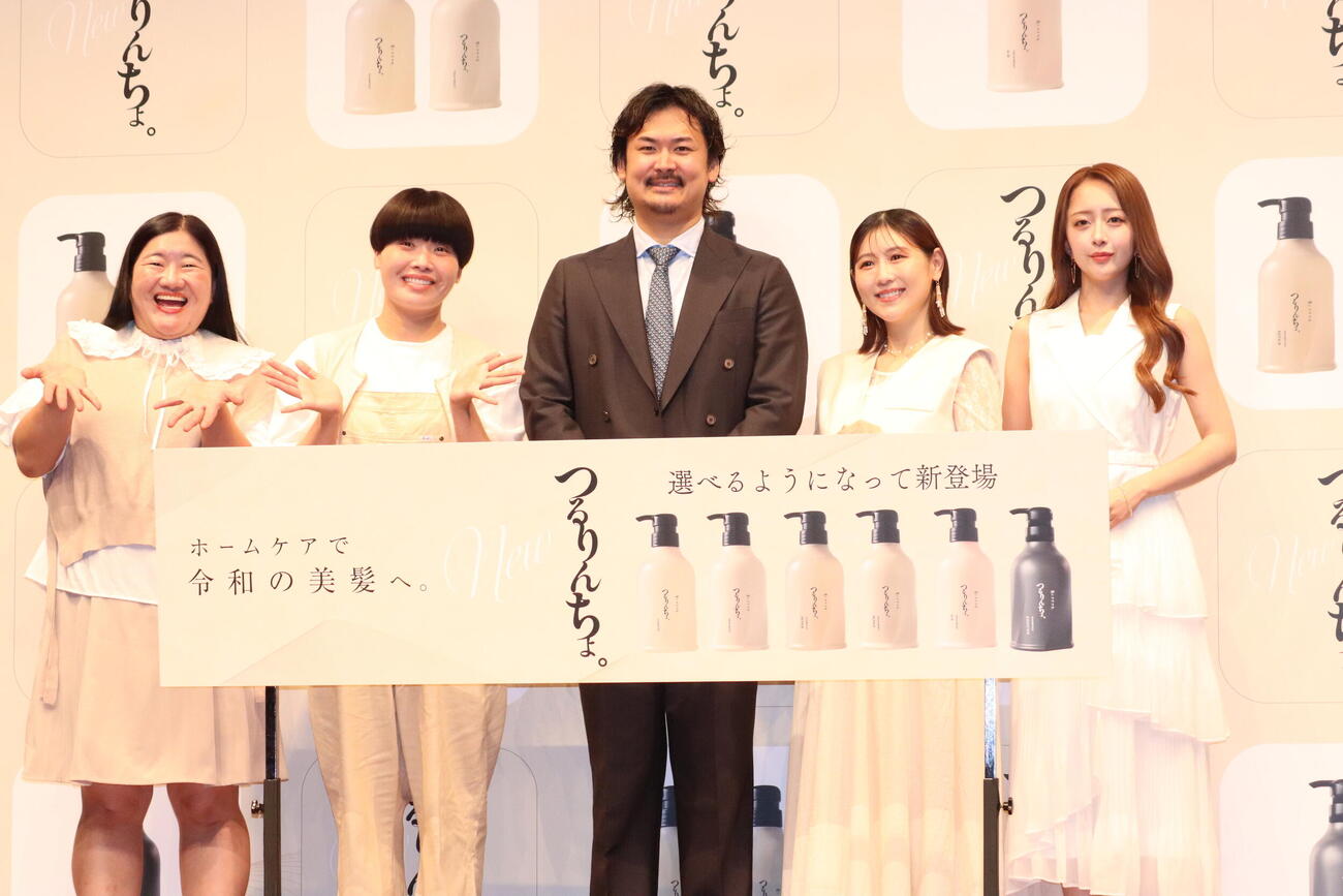 ヘアケアブランド「つるりんちょ。」新CM＆新製品発表会に出席した、左からガンバレルーヤのよしこ、まひる、川畑賢太代表取締役、西野未姫、大木美里亜