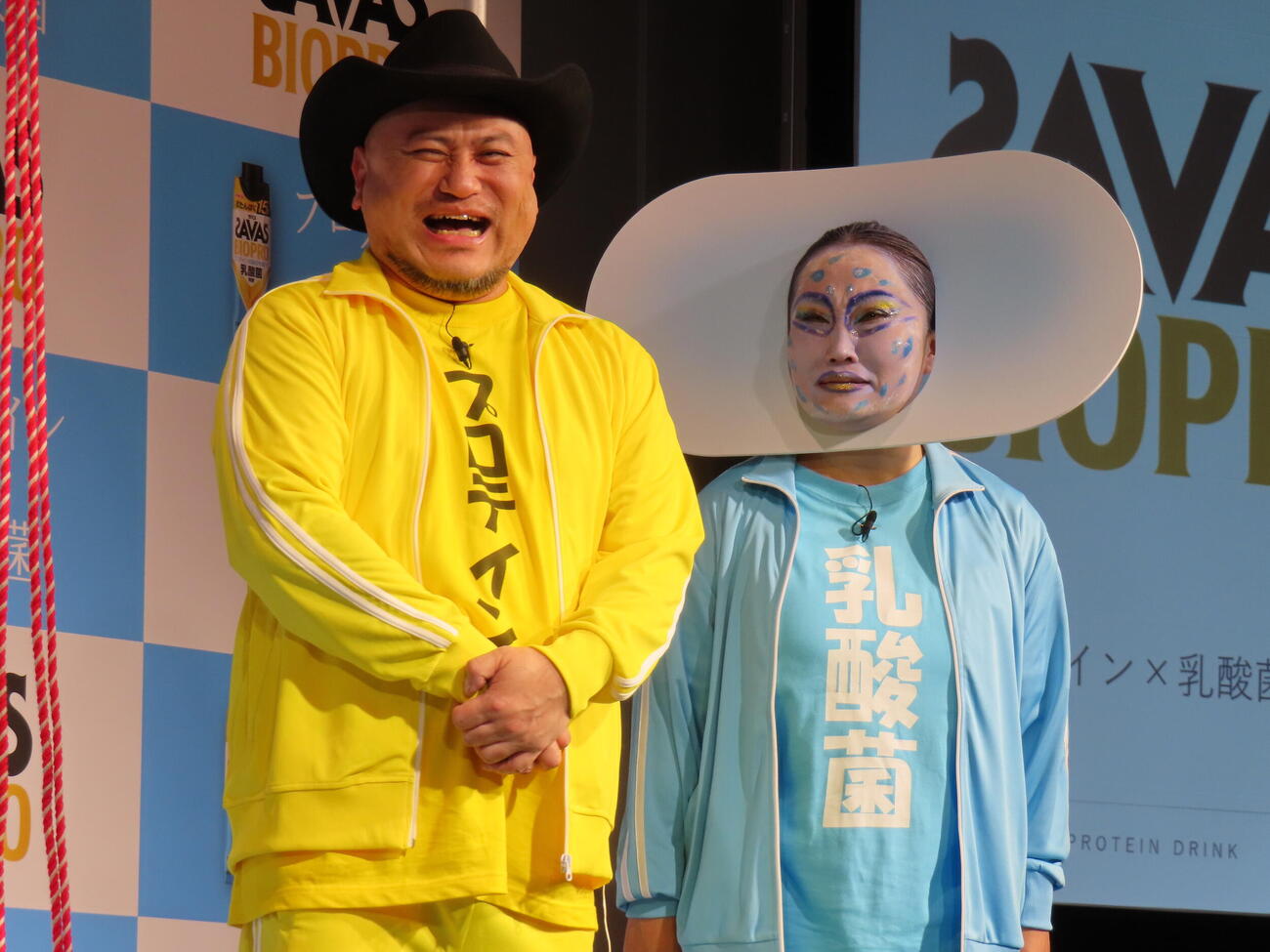 「ザバス　BIOPRO　新コンビ結成＆襲名披露セレモニー」に登壇したハリウッドザコシショウ（左）とキンタロー。