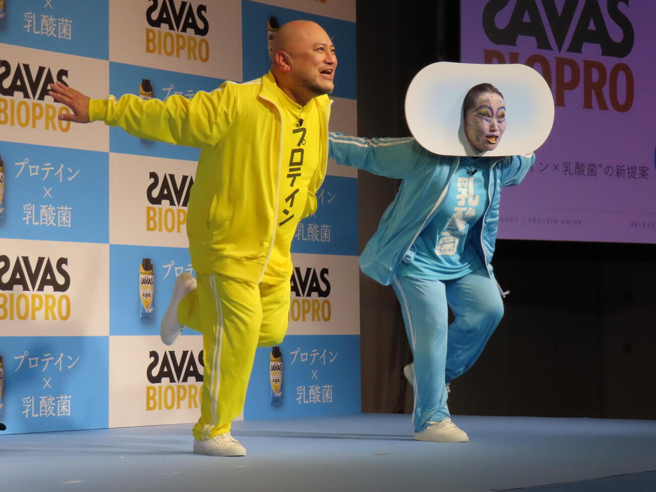 「ザバス　BIOPRO　新コンビ結成＆襲名披露セレモニー」でネタを披露するハリウッドザコシショウ（左）とキンタロー。