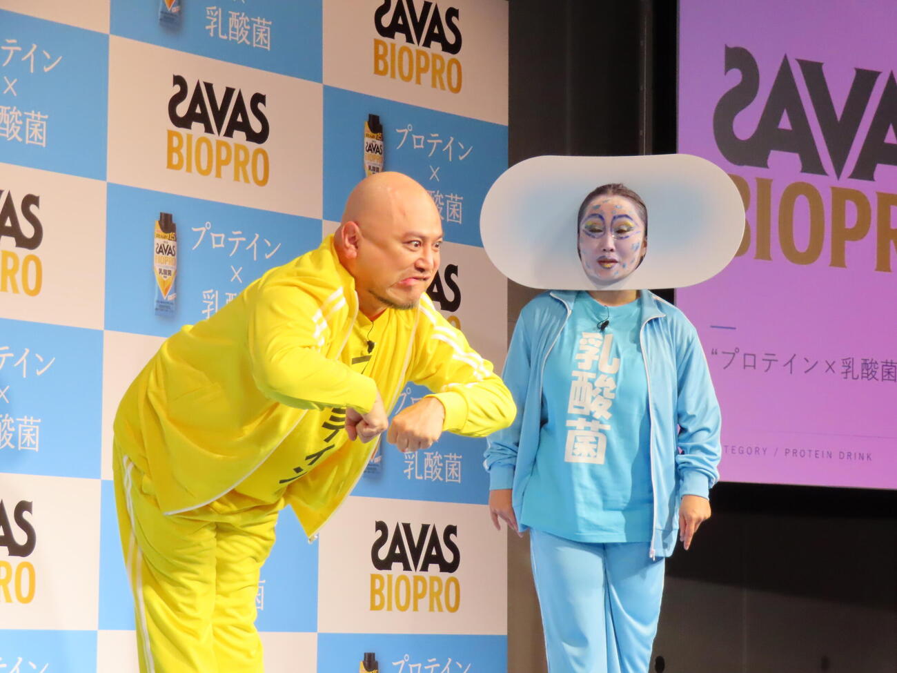 「ザバス　BIOPRO　新コンビ結成＆襲名披露セレモニー」でネタを披露するハリウッドザコシショウ（左）とキンタロー。