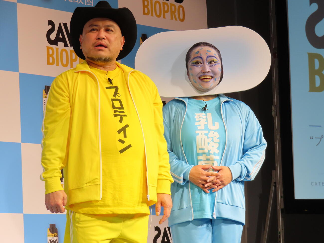 「ザバス　BIOPRO　新コンビ結成＆襲名披露セレモニー」に登壇したハリウッドザコシショウ（左）とキンタロー。