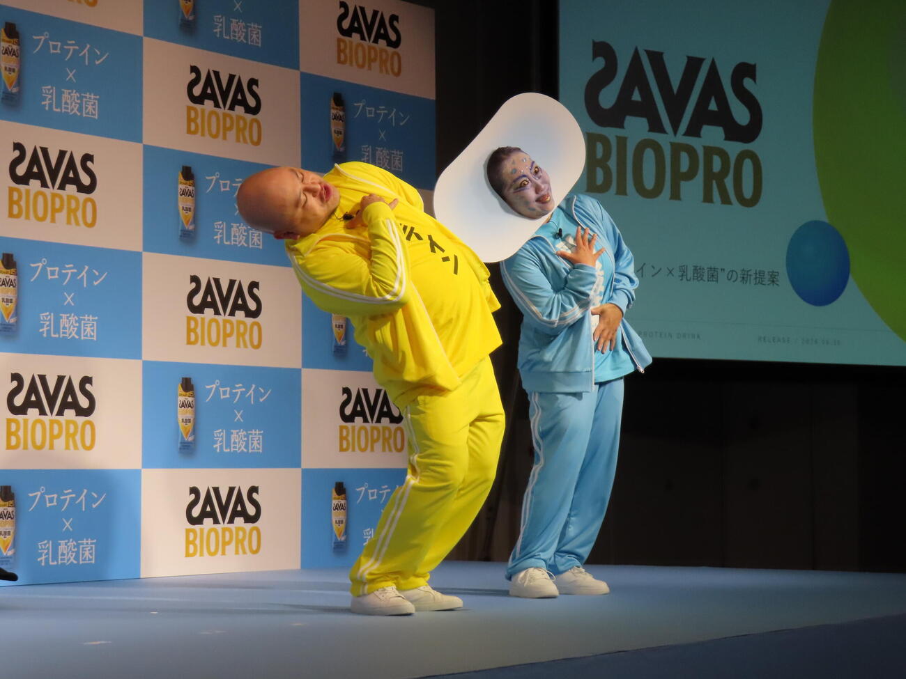 「ザバス　BIOPRO　新コンビ結成＆襲名披露セレモニー」でネタを披露するハリウッドザコシショウ（左）とキンタロー。
