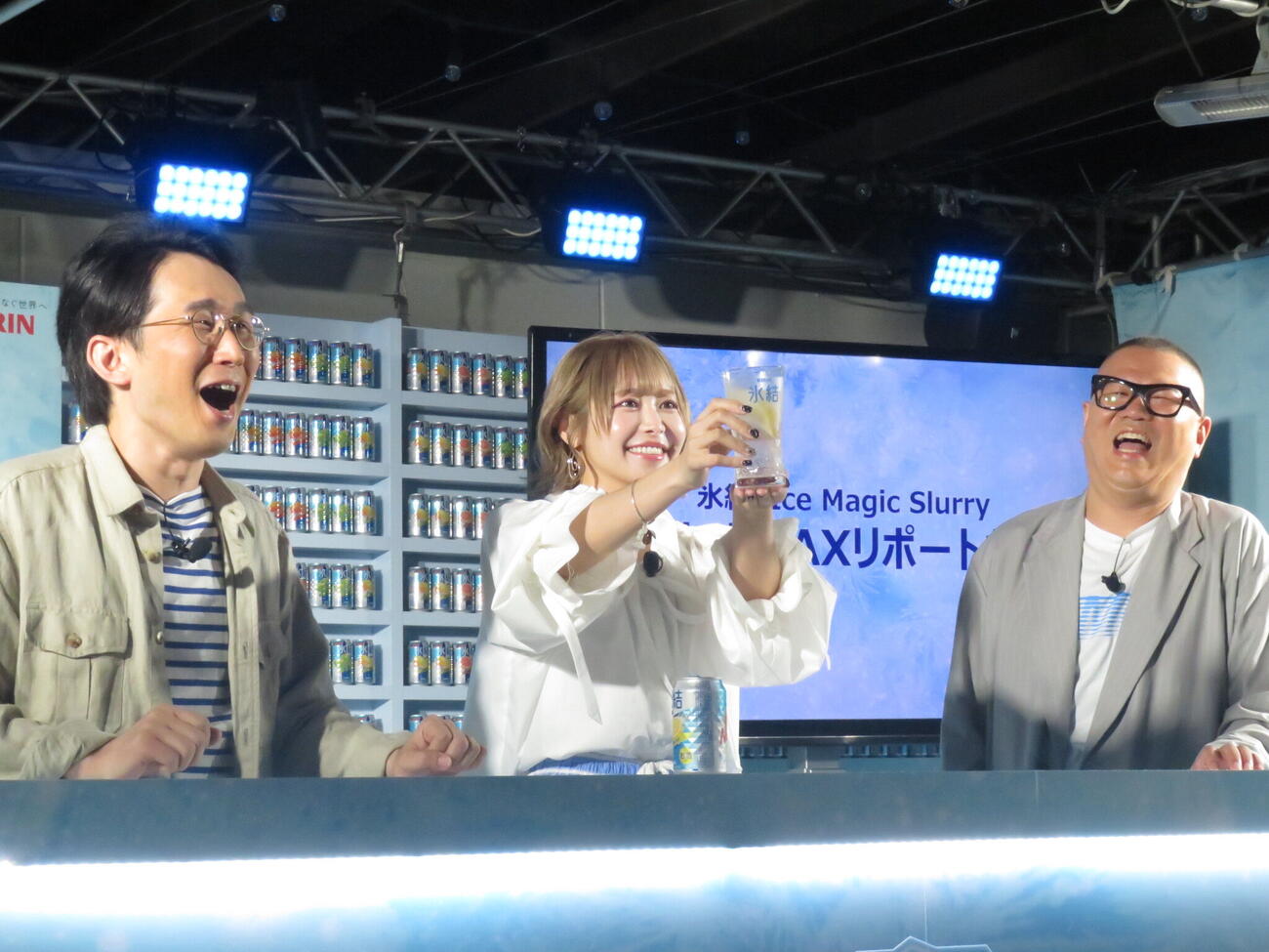 リニューアルした「氷結」のイベントに参加した仲川瑠夏（中央）とシソンヌのじろう（左）と長谷川忍