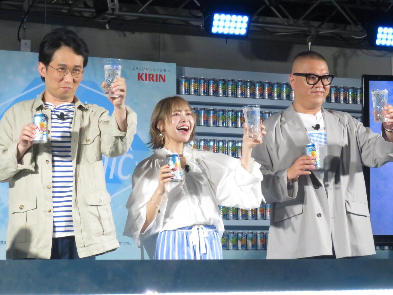 リニューアルした「氷結」のイベントに参加した仲川瑠夏（中央）とシソンヌのじろう（左）と長谷川忍