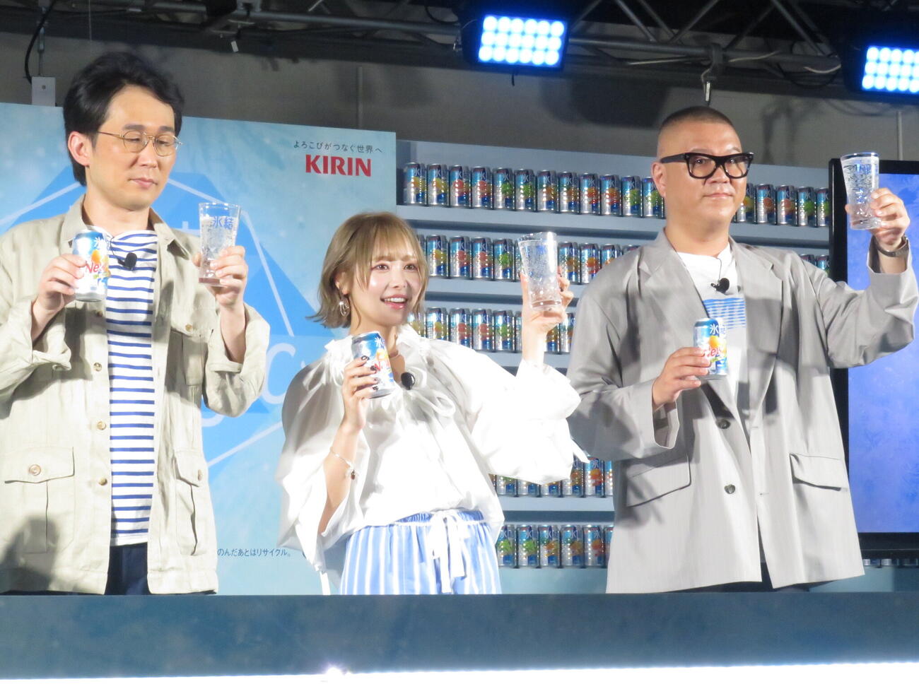 リニューアルした「氷結」のイベントに参加した仲川瑠夏（中央）とシソンヌのじろう（左）と長谷川忍
