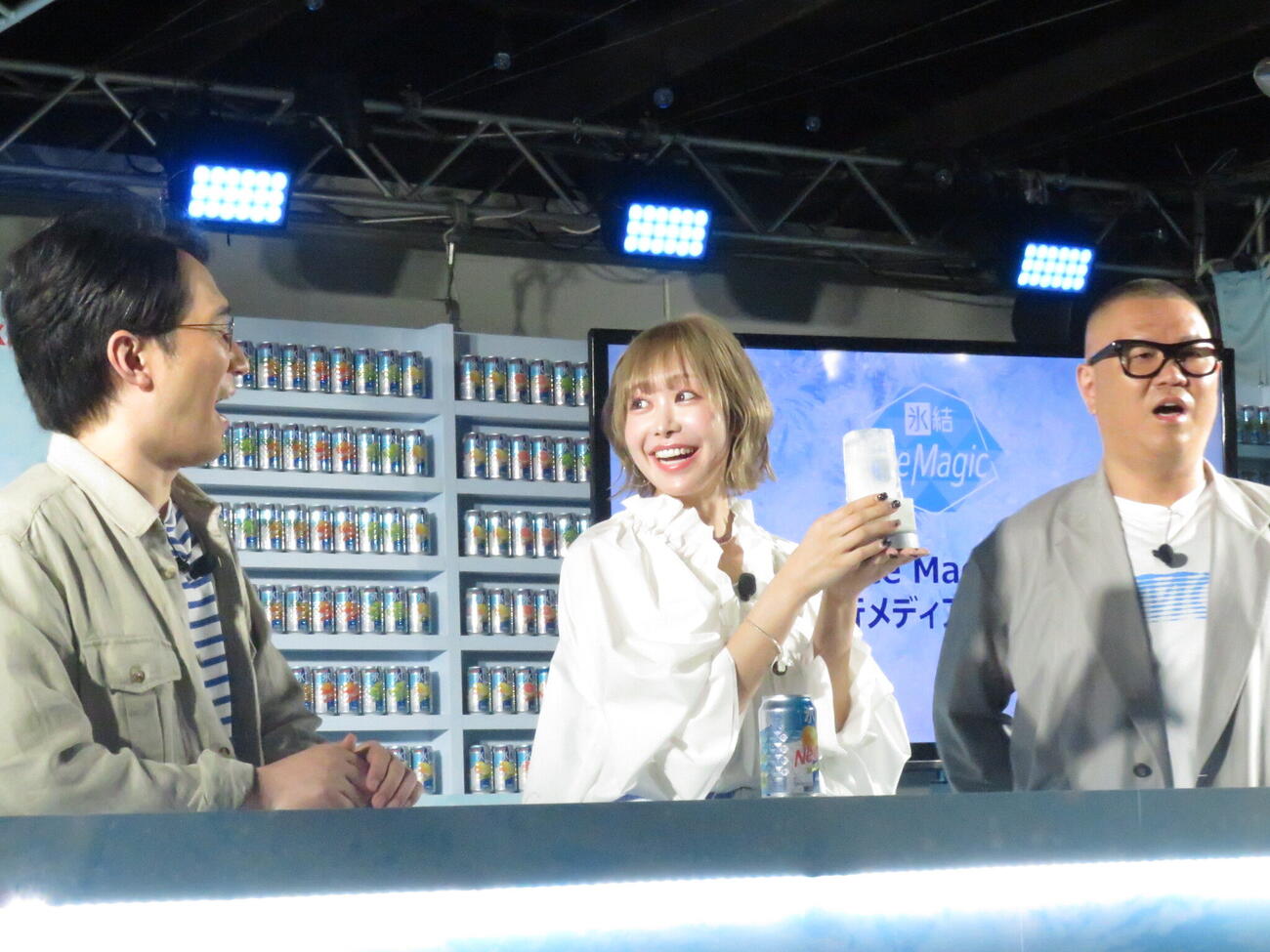 リニューアルした「氷結」のイベントに参加した仲川瑠夏（中央）とシソンヌのじろう（左）と長谷川忍