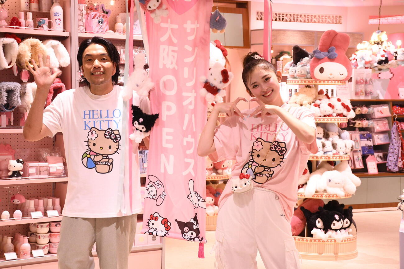 「sanrio house」ルクア大阪店オープン記念イベントに出席した見取り図盛山晋太郎（左）とゆうちゃみ（撮影・阪口孝志）