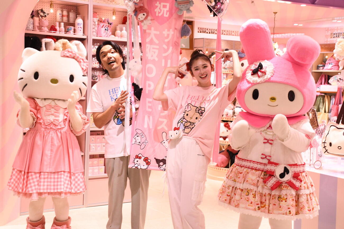 「sanrio house」ルクア大阪店オープン記念イベントに出席した、左から、キティ、見取り図盛山晋太郎、ゆうちゃみ、マイメロディ（撮影・阪口孝志）