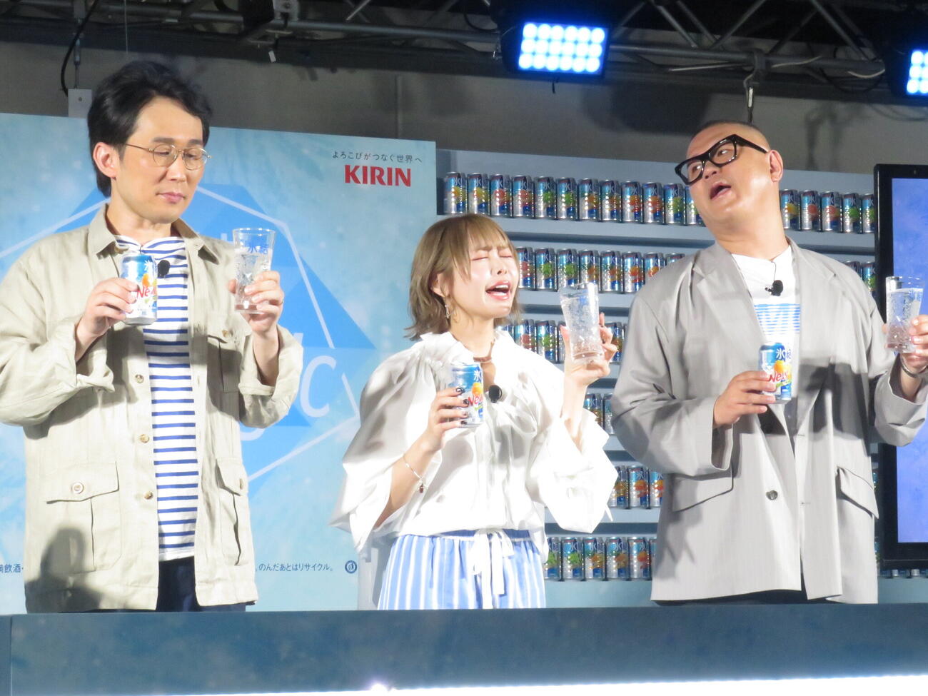 リニューアルした「氷結」のイベントに参加した仲川瑠夏（中央）とシソンヌのじろう（左）と長谷川忍