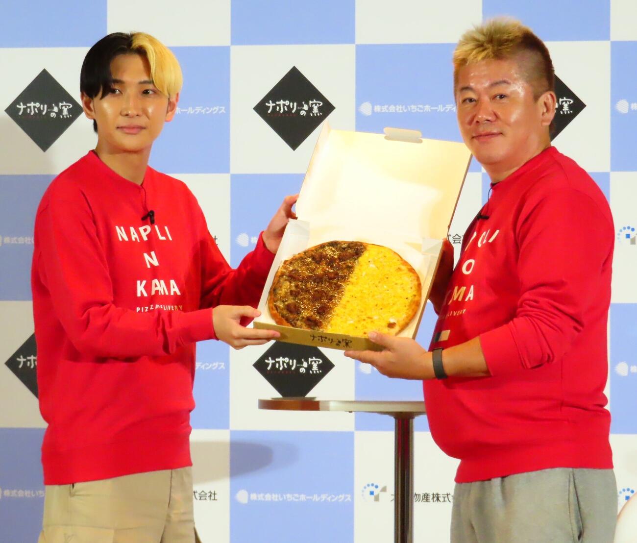 「太洋物産事業戦略発表会　堀江貴文氏取締役就任式」に出席したヒカル（左）と堀江貴文氏