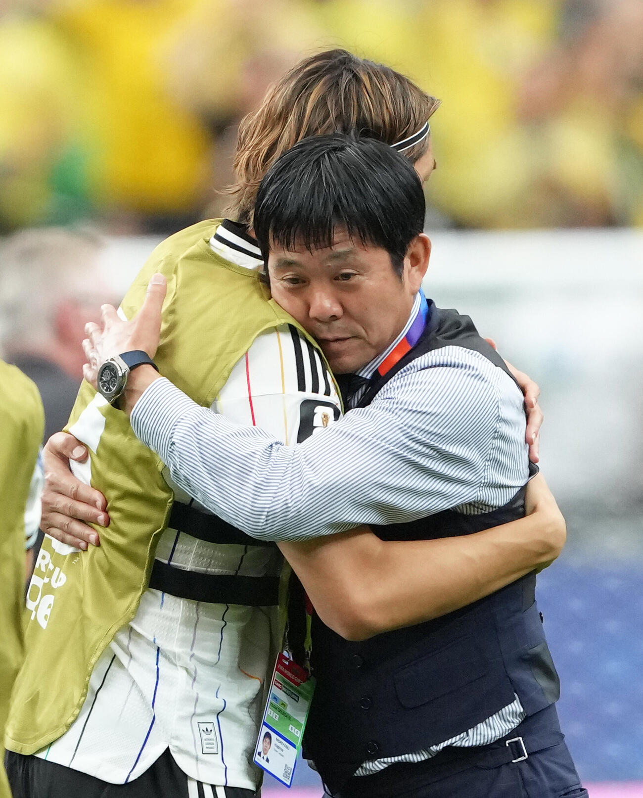 日本対ブラジル　試合後、板倉滉（左）と抱き合う森保一監督（撮影・足立雅史）