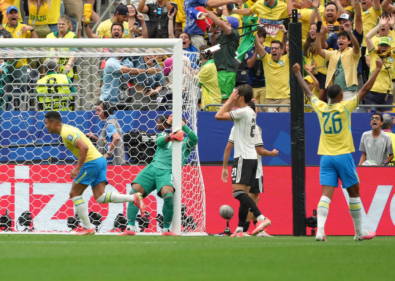日本対ブラジル　後半、ブラジルのカゼミロ（左端）にゴールを許したGK鈴木彩艶（左から2人目）ら（撮影・足立雅史）