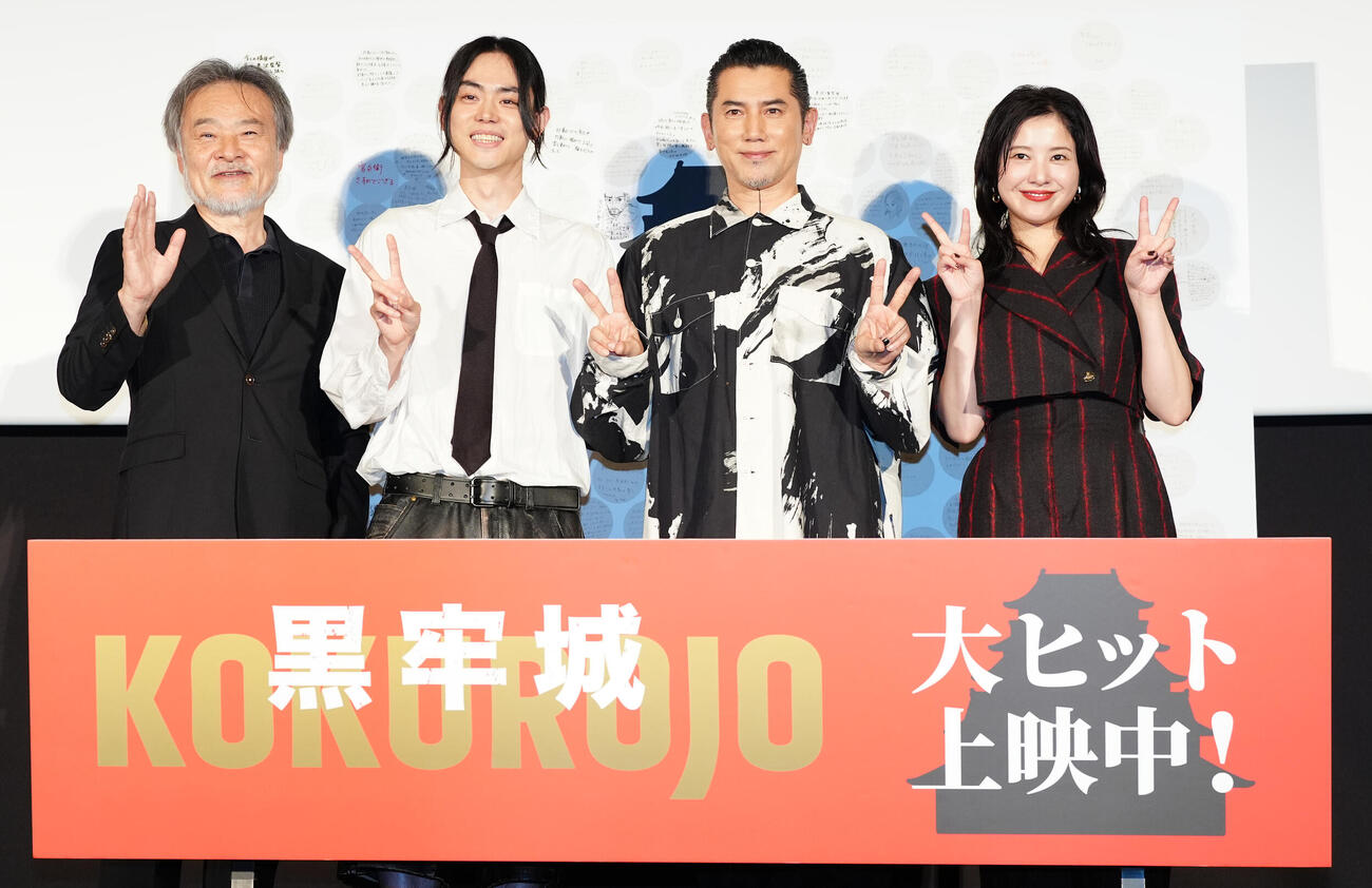 映画「黒牢城」公開御礼舞台あいさつのフォトセッションで笑顔の出演者たち。左から黒沢清監督、菅田将暉、本木雅弘、吉高由里子（撮影・鈴木みどり）