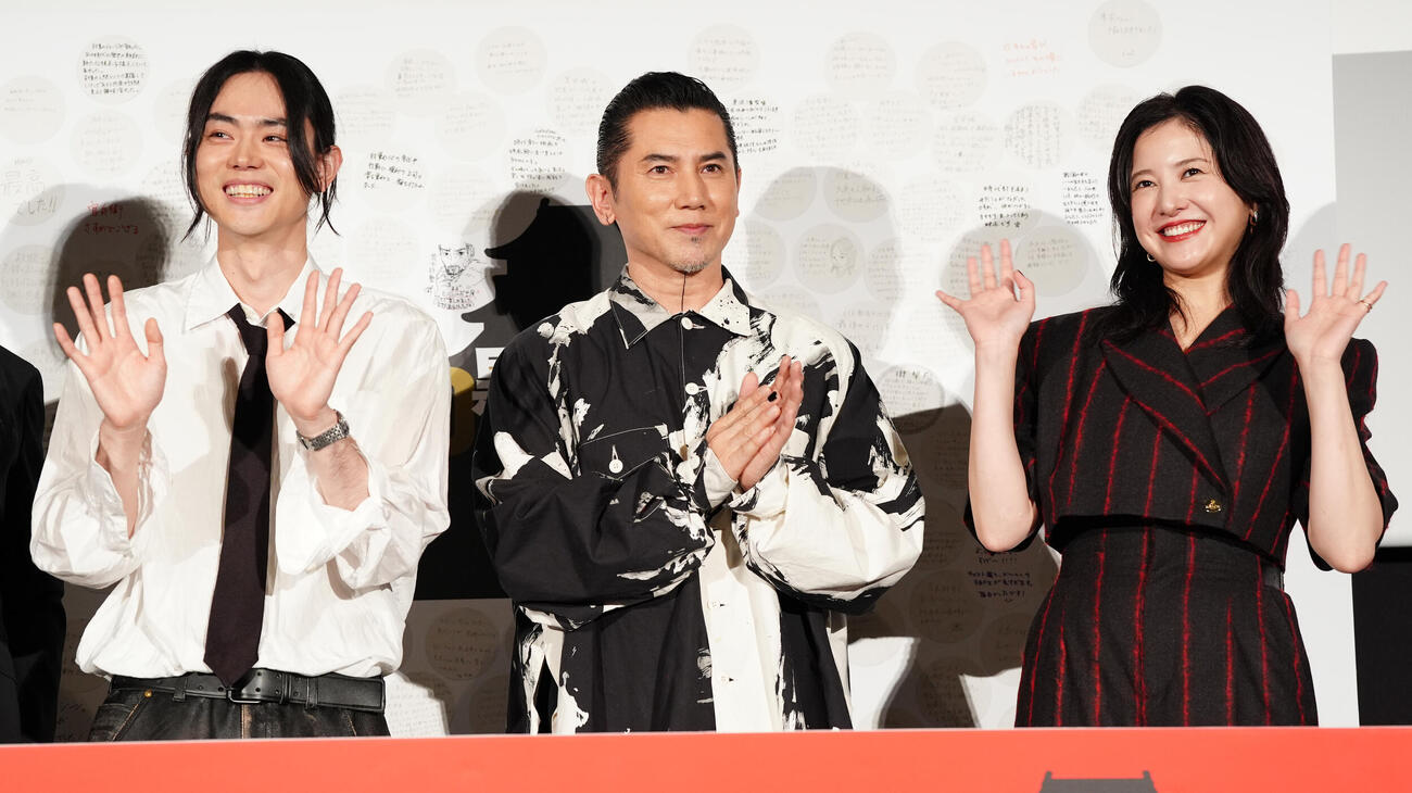 映画「黒牢城」公開御礼舞台あいさつのフォトセッションで笑顔の出演者たち。左から菅田将暉、本木雅弘、吉高由里子（撮影・鈴木みどり）