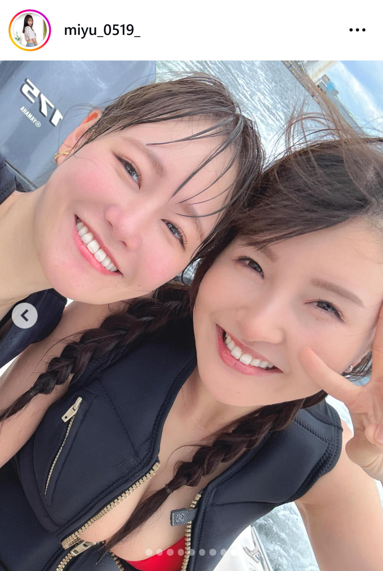 相方とひもビキニ姿での2ショットを公開した東坂みゆ（東坂みゆのインスタグラムから）