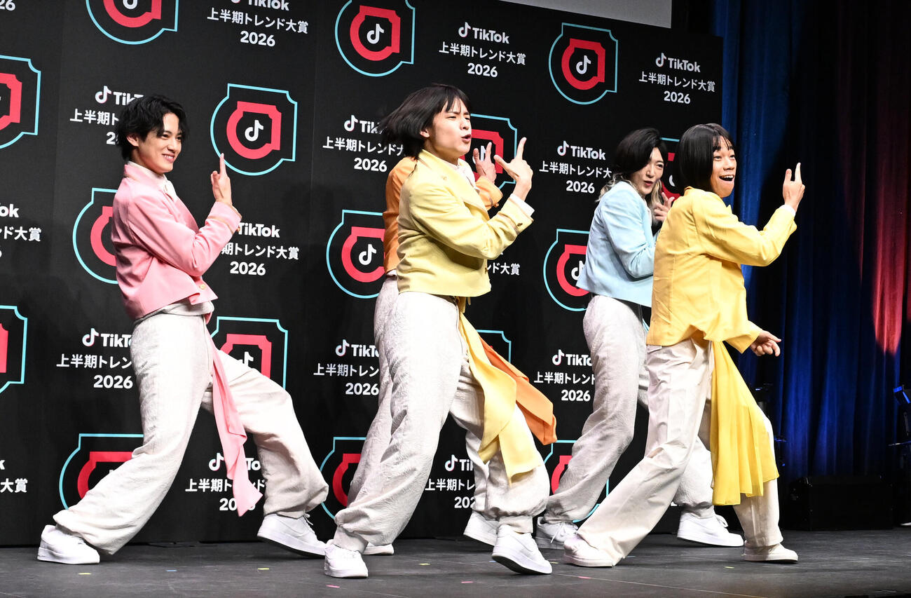TikTok上半期トレンド大賞2026大賞に輝き、サプライズ登場したお笑いコンビCOWCOWの多田健二（手前右）とのTikTok撮影でダンスパフォーマンスするモナキ（撮影・千葉一成）