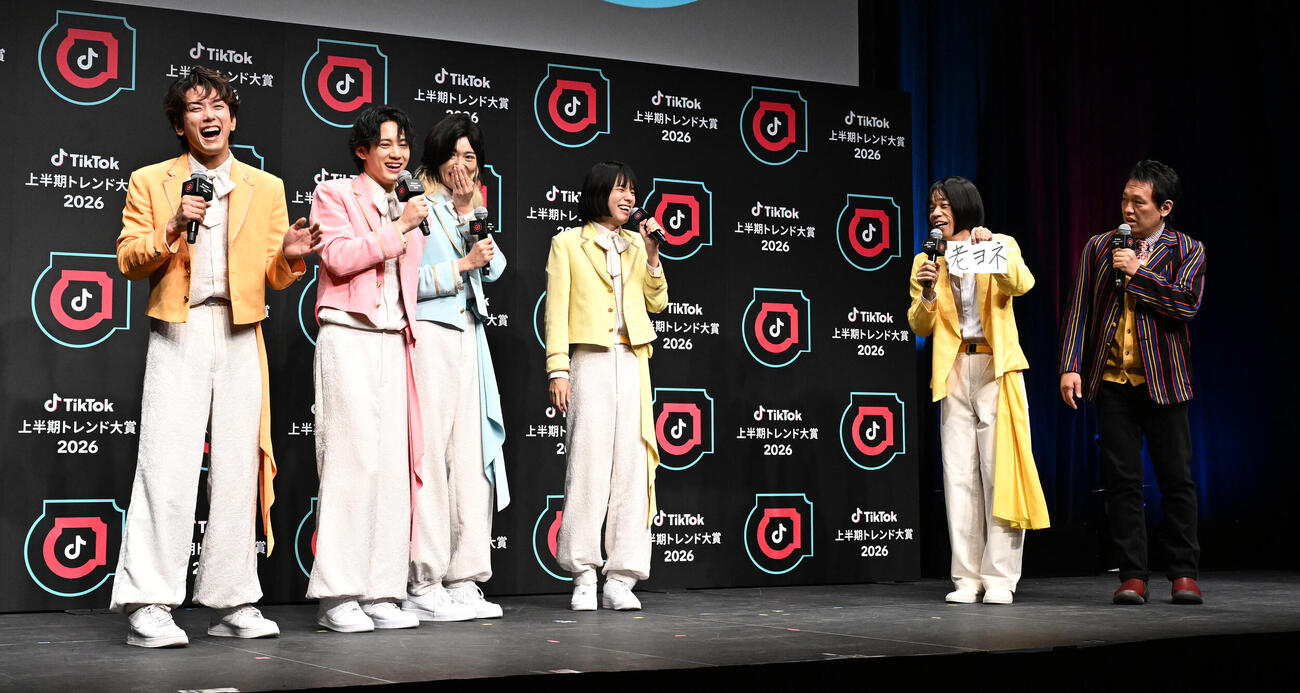 TikTok上半期トレンド大賞2026大賞で大賞に輝き、サプライズ登場したお笑いコンビCOWCOWの、右から善しと多田健二に驚くモナキ（撮影・千葉一成）