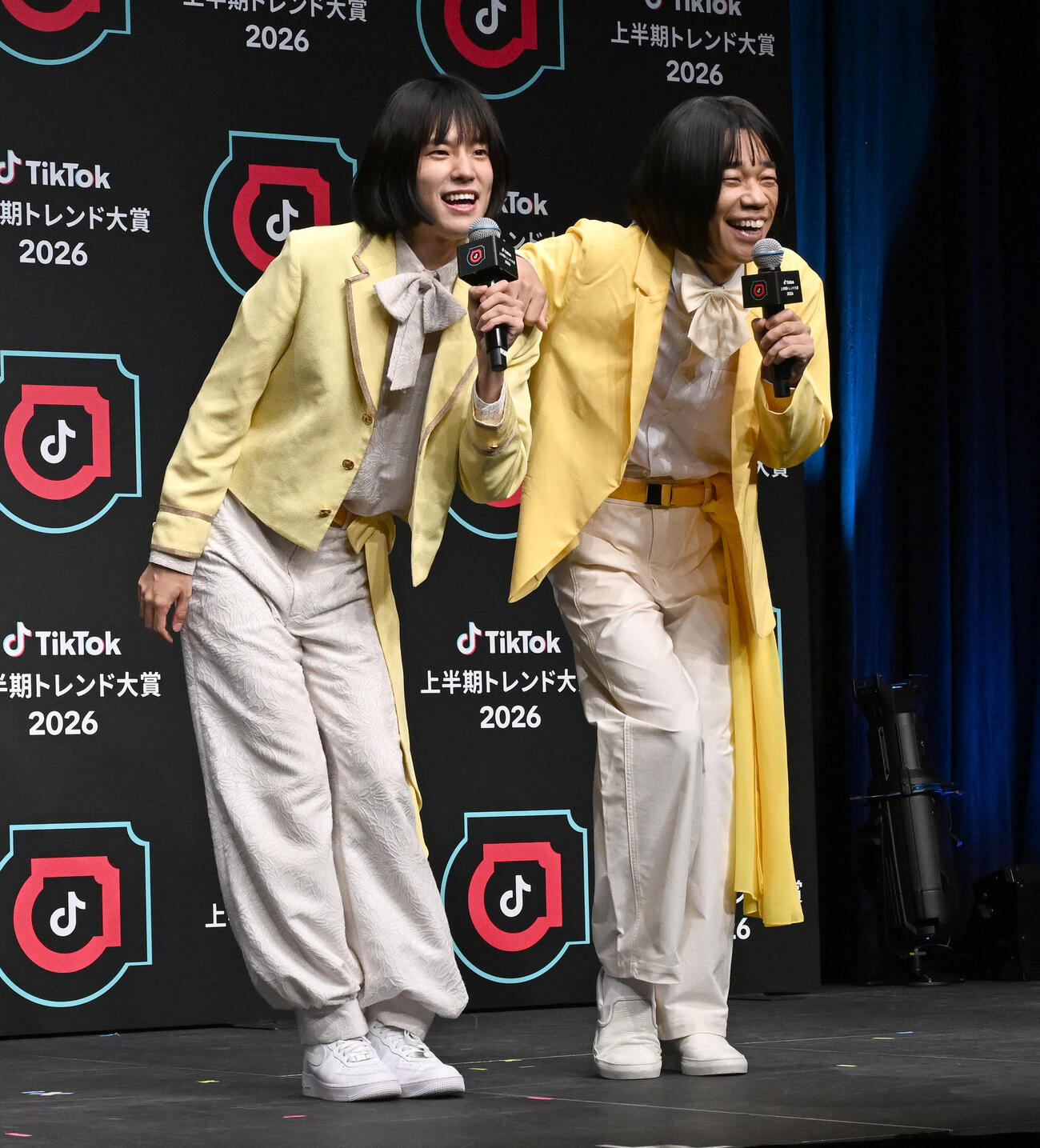 TikTok上半期トレンド大賞2026大賞でサプライズ登場したお笑いコンビCOWCOWの多田健二（右）とツーショットを披露するモナキのおヨネ（撮影・千葉一成）