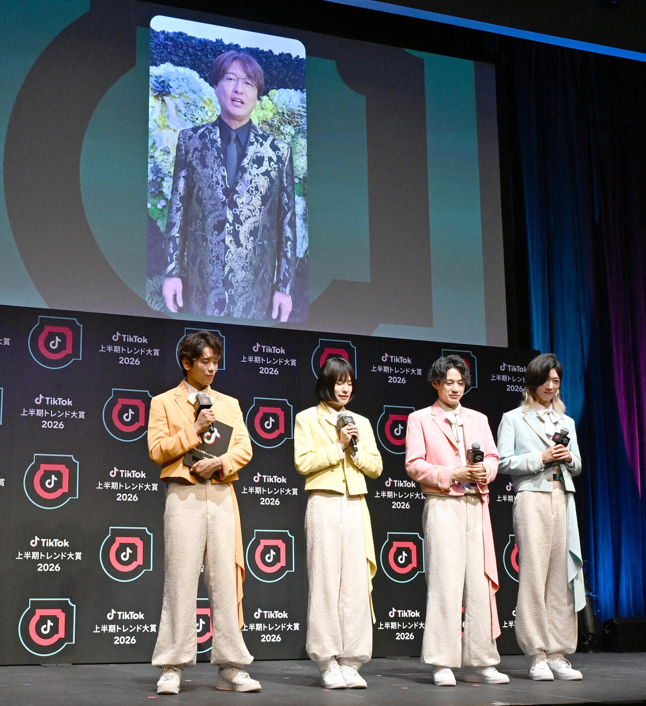 TikTok上半期トレンド大賞2026大賞に輝き、純烈の酒井一圭（後方）のVTRメッツセージを聞くモナキ（撮影・千葉一成）