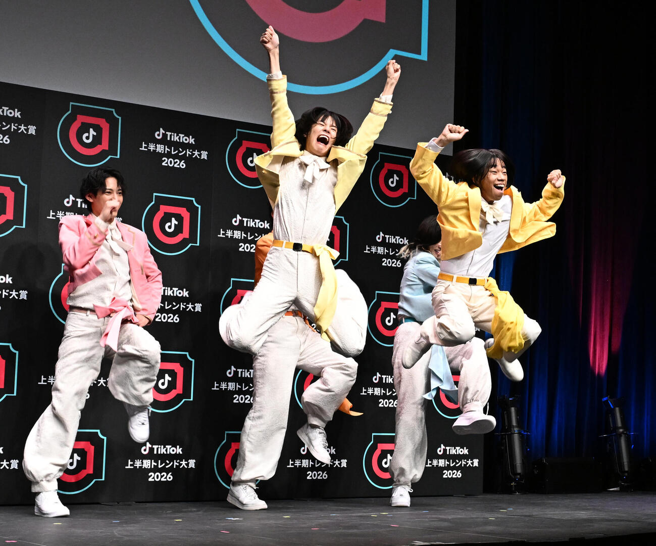 TikTok上半期トレンド大賞2026大賞に輝き、サプライズ登場したお笑いコンビCOWCOWの多田健二（手前右）とのTikTok撮影でダンスパフォーマンスするモナキ（撮影・千葉一成）