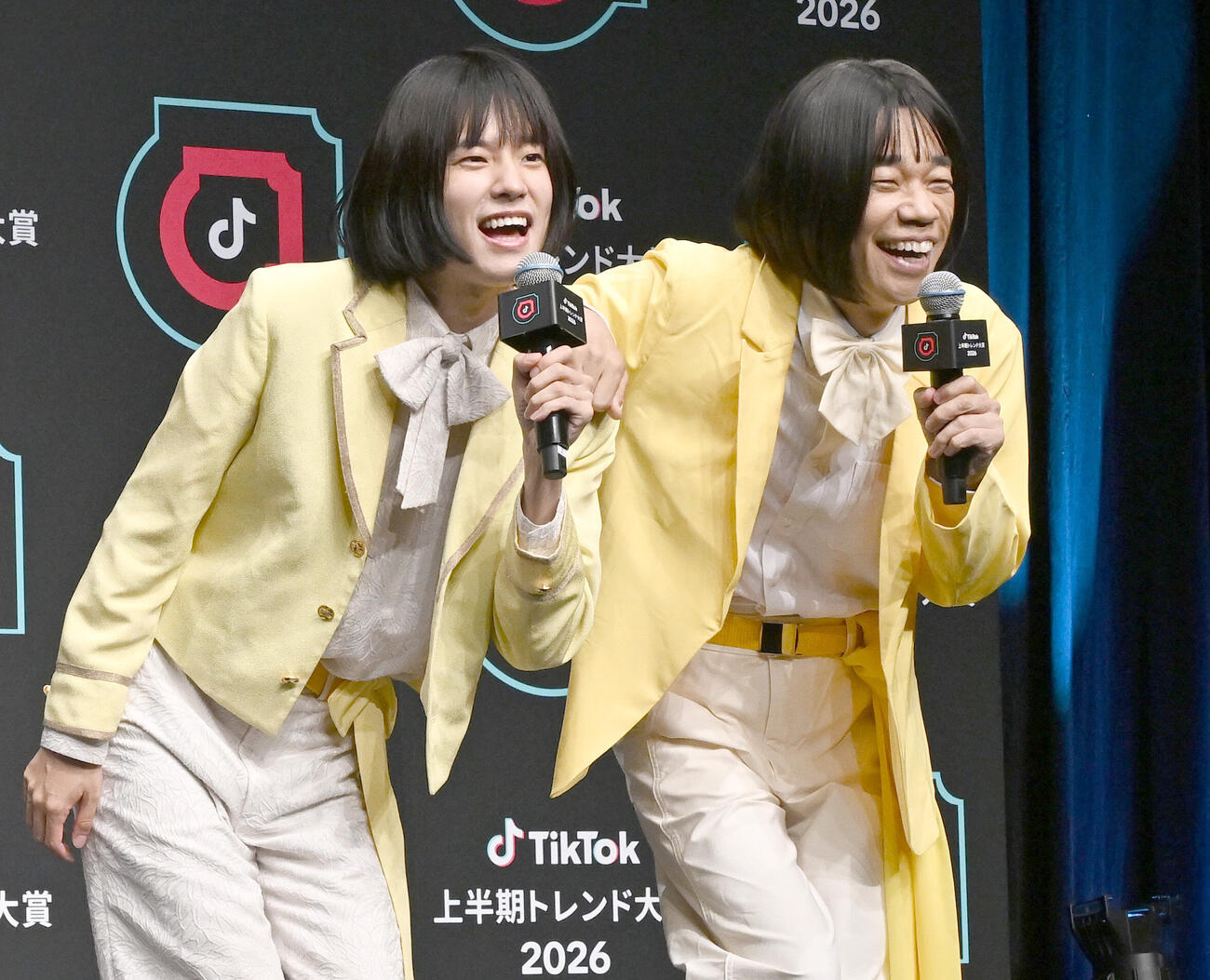 TikTok上半期トレンド大賞2026大賞でサプライズ登場したお笑いコンビCOWCOWの多田健二（右）とツーショットを披露するモナキのおヨネ（撮影・千葉一成）