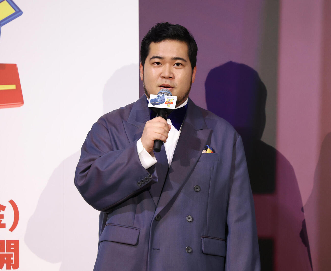 舞台あいさつに登壇し話をする松井ケムリ（撮影・増田悦実）