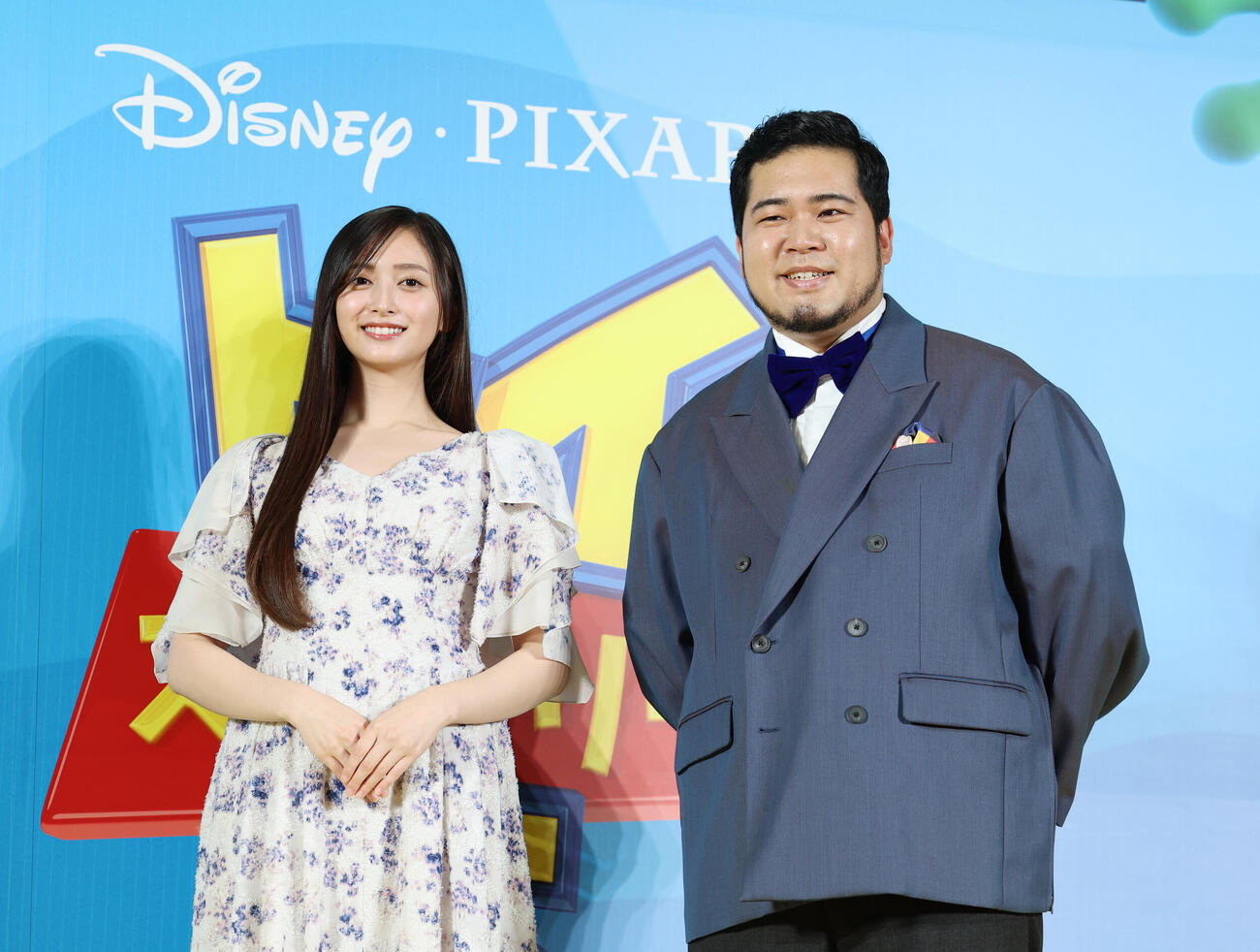レッドカーペットに登場した井上和（左）と松井ケムリ（撮影・増田悦実）