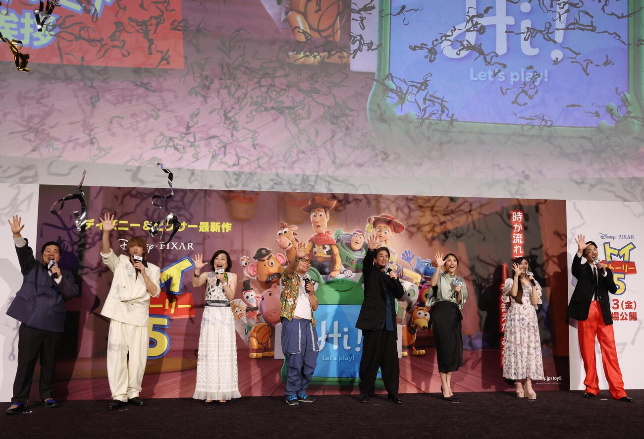 舞台あいさつに登壇し「5」ポーズをする左から松井ケムリ、佐野勇斗、日下由美、所ジョージ、唐沢寿明、広瀬アリス、井上和、竜星涼（撮影・増田悦実）