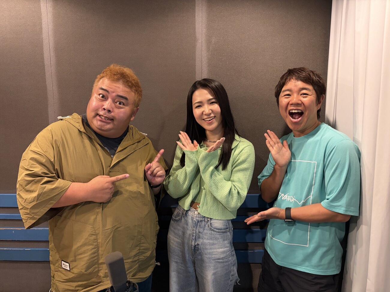 FM NACK5の新番組「ガチャ音！」で共演する、左から響の長友光弘、田中あいみ、小林優介