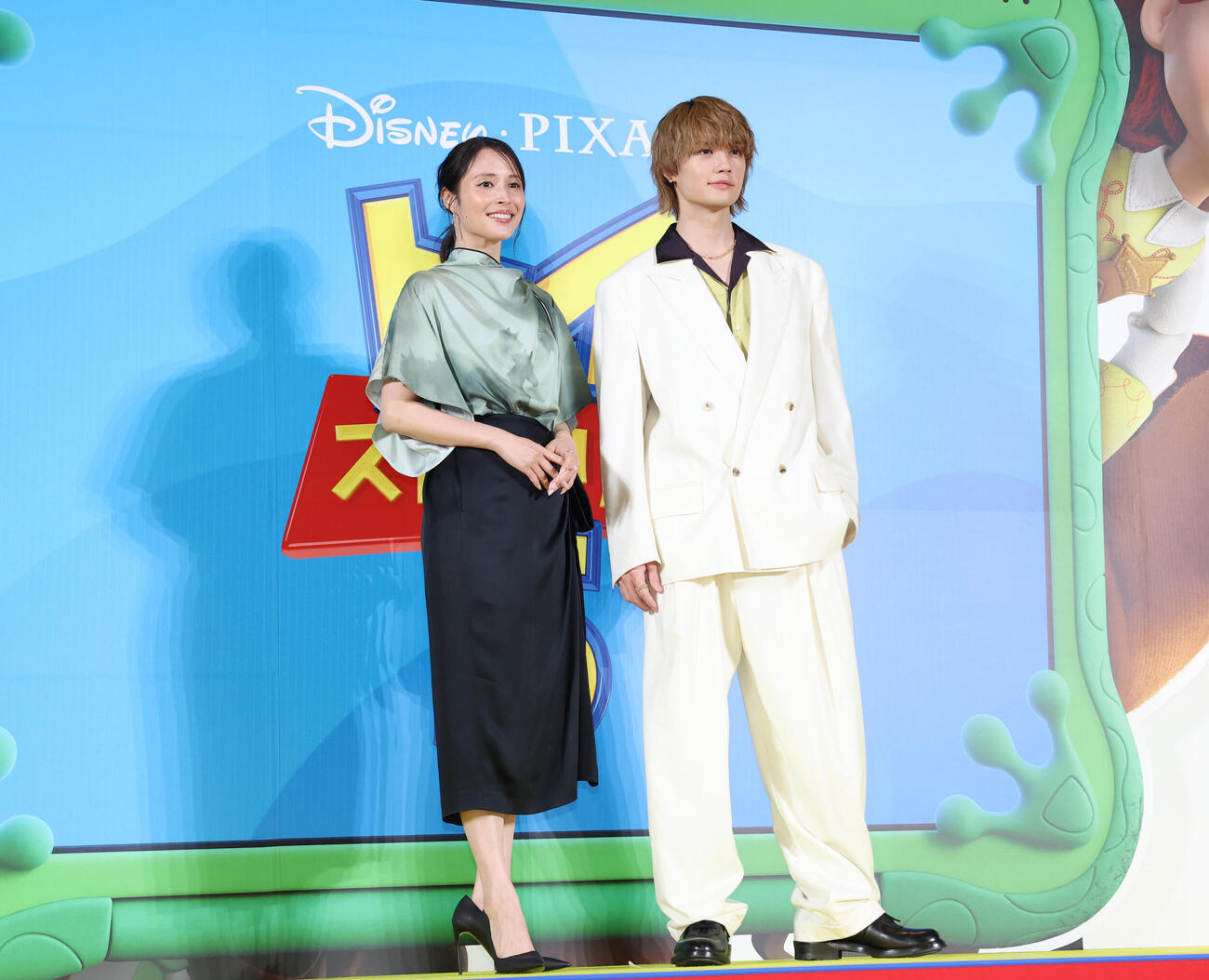 レッドカーペットに登場した広瀬アリス（左）と佐野勇斗（撮影・増田悦実）