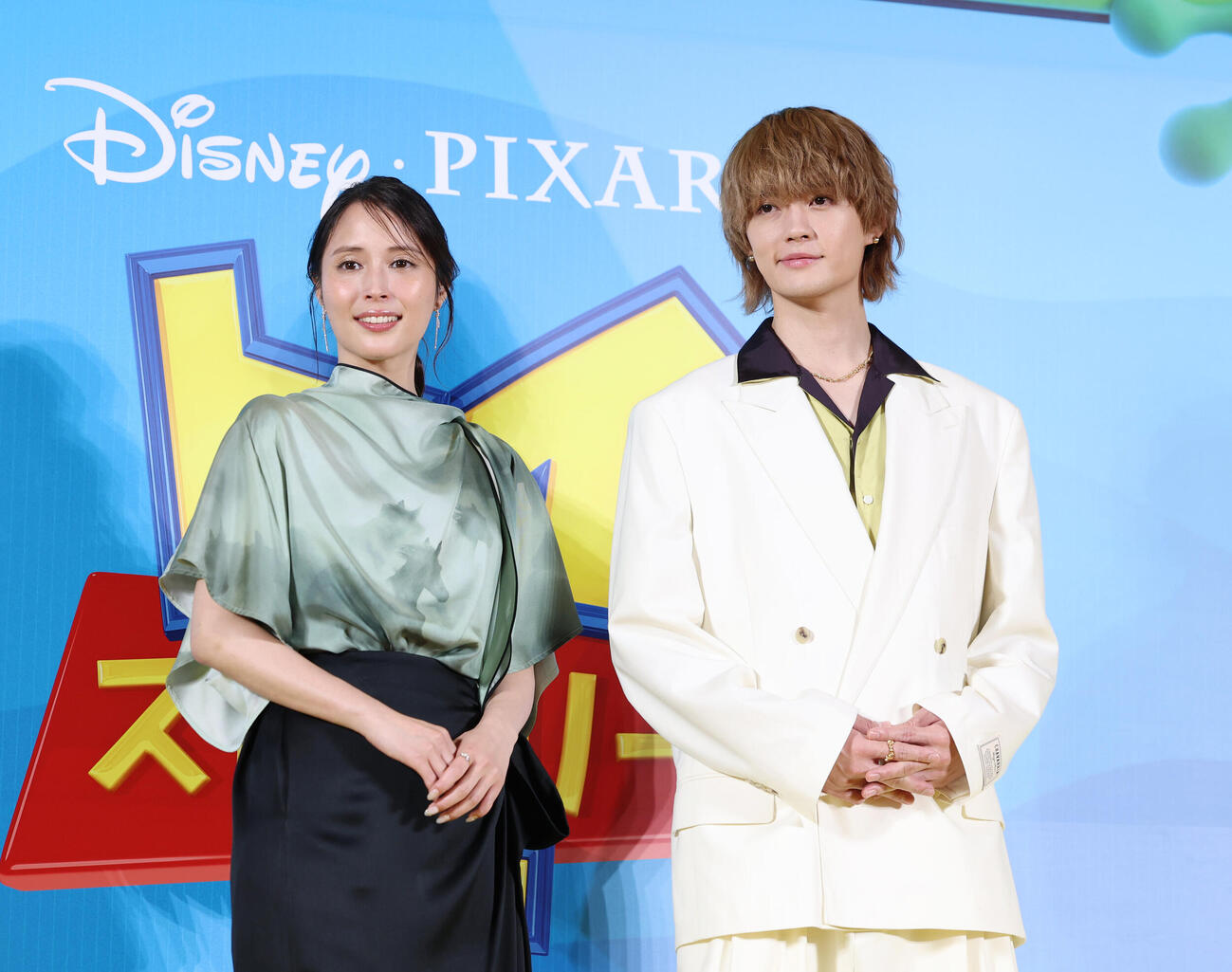 レッドカーペットに登場した広瀬アリス（左）と佐野勇斗（撮影・増田悦実）