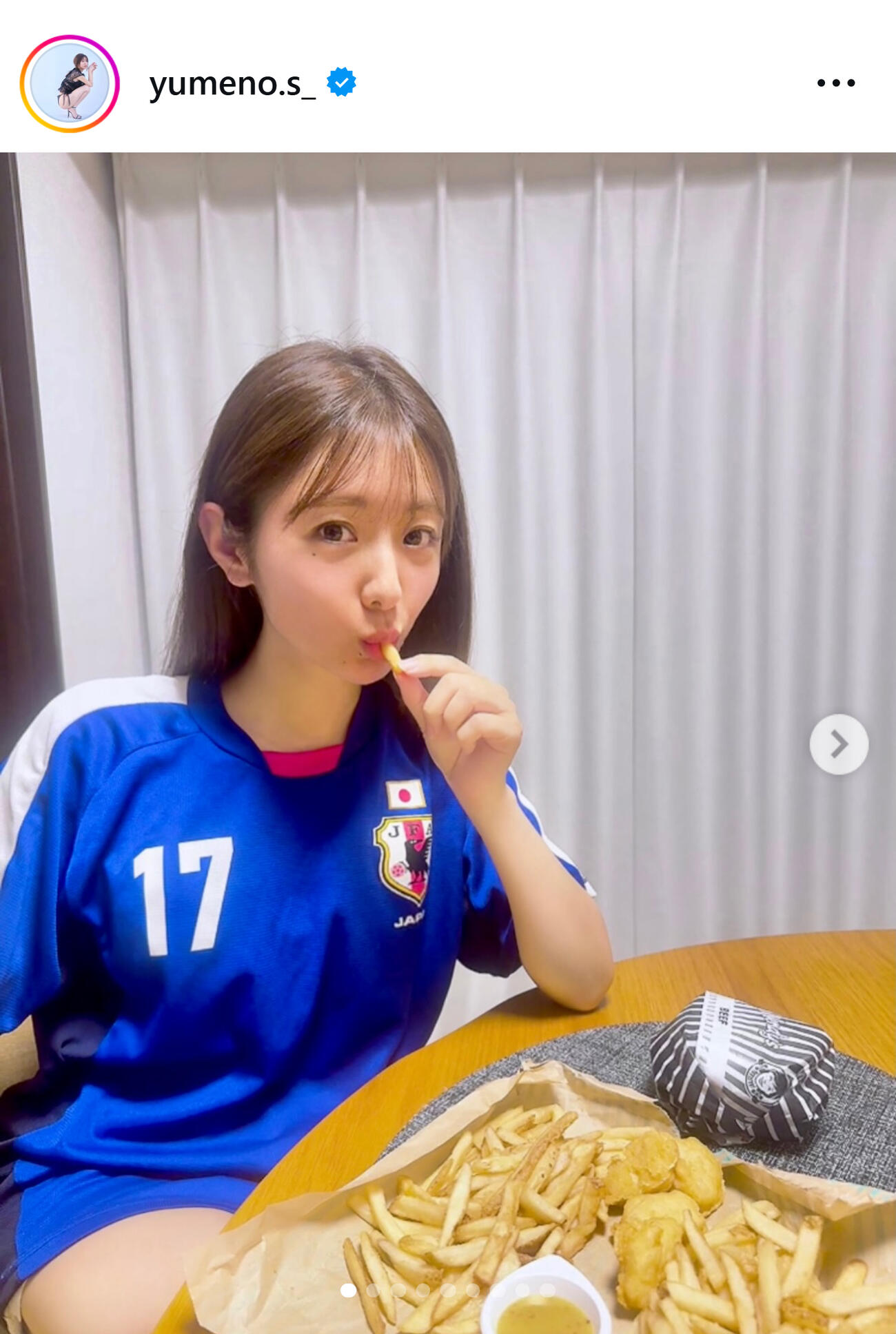 「永遠の推し」選手の代表ユニを着た白戸ゆめの（白戸ゆめののインスタグラムから）