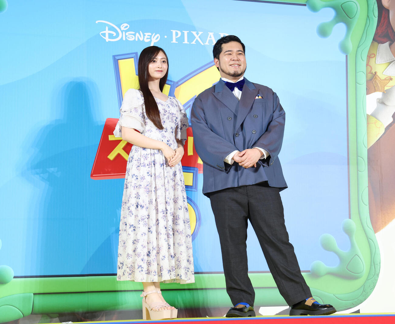 レッドカーペットに登場した井上和（左）と松井ケムリ（撮影・増田悦実）