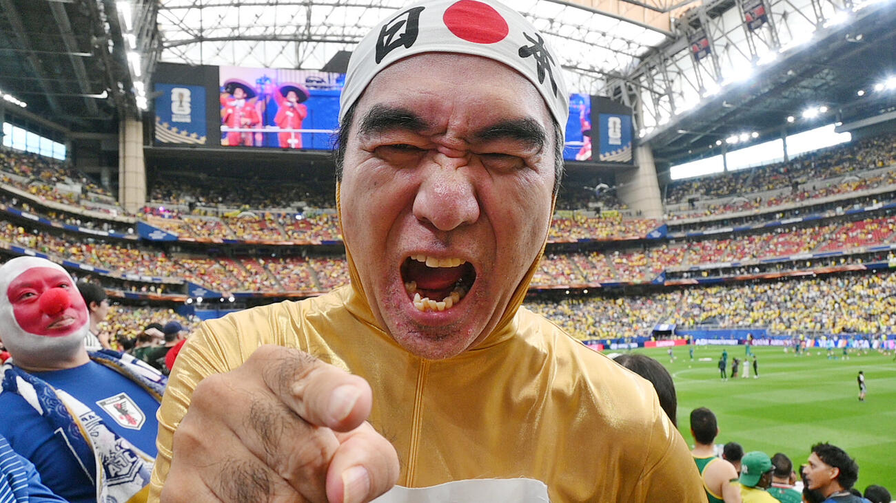 決勝トーナメント1回戦のブラジル戦を現地観戦する江頭2：50