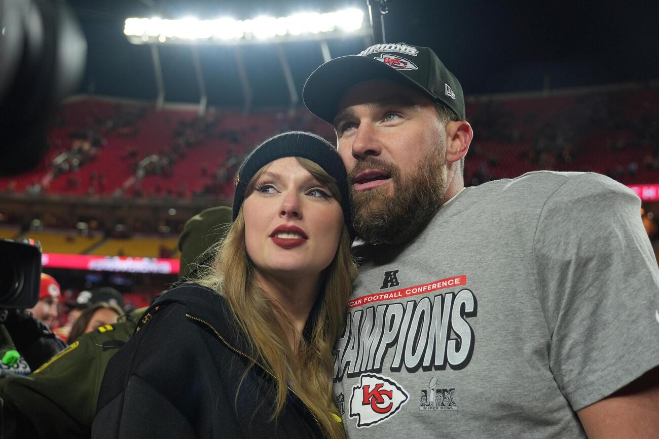 NFLの試合に勝利したトラビス・ケルシー（右）を祝福するテイラー・スウィフト＝2025年1月、米ミズーリ州カンザスシティー（AP＝共同）
