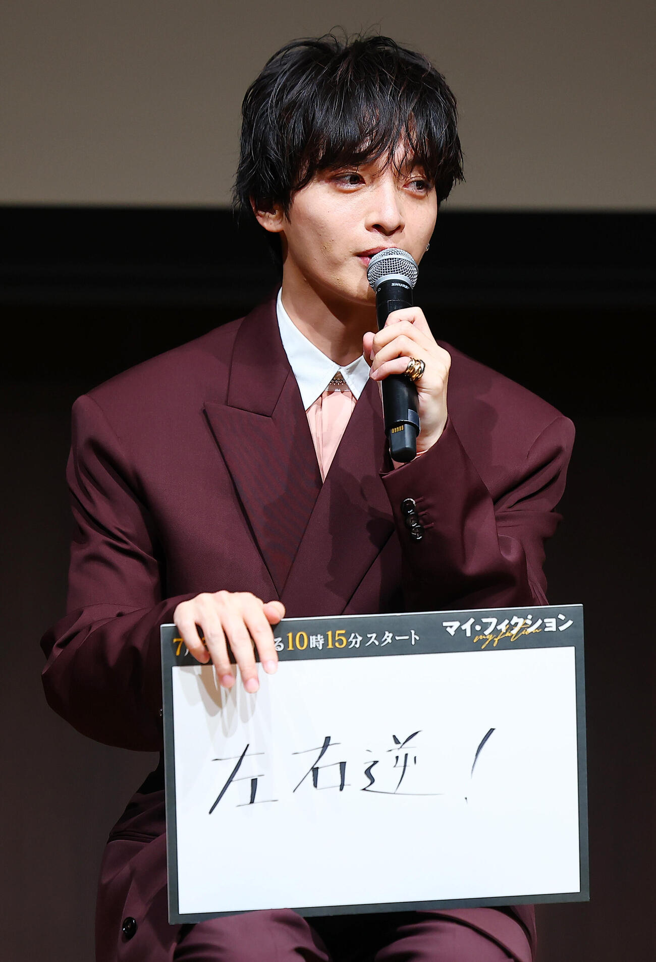 ABCテレビ新ドラマ「マイ・フィクション」制作発表会見で宮田俊哉が靴を左右逆に履いてきたことを話す玉森裕太（撮影・野上伸悟）