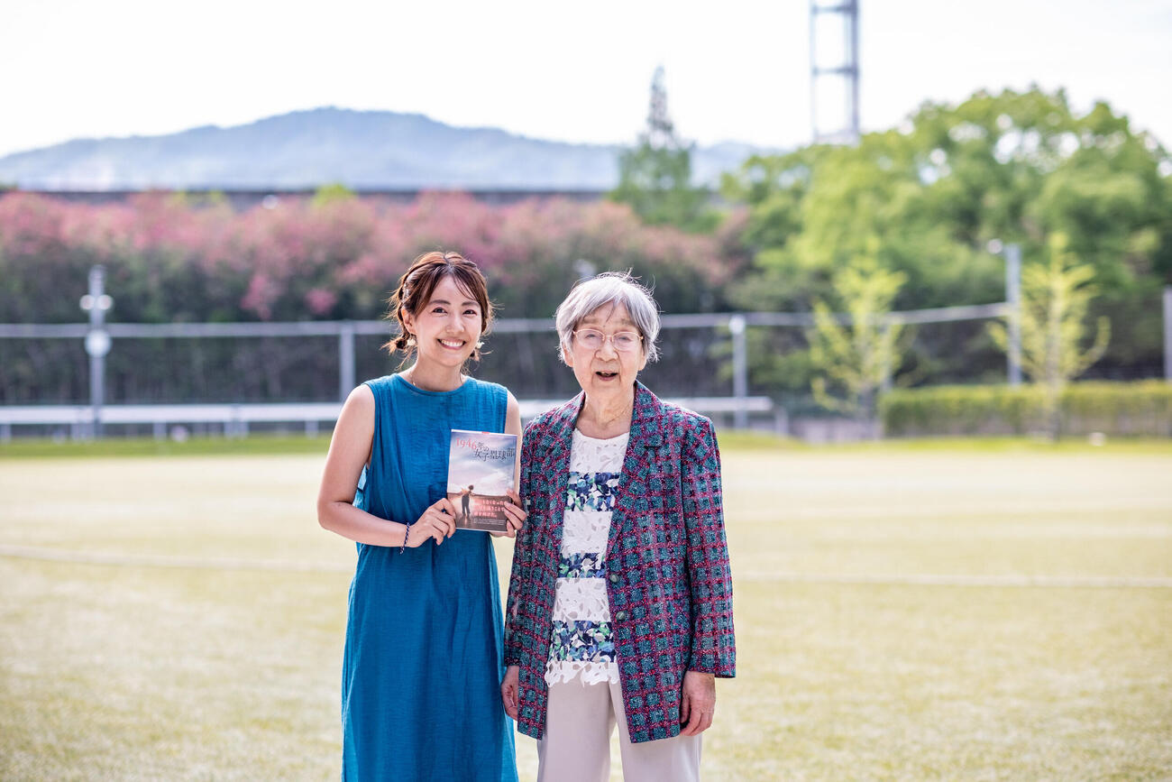 書籍を手に、祖母・草田カズヱさん（右）の母校を訪れた著者うえむらちか（本人提供）