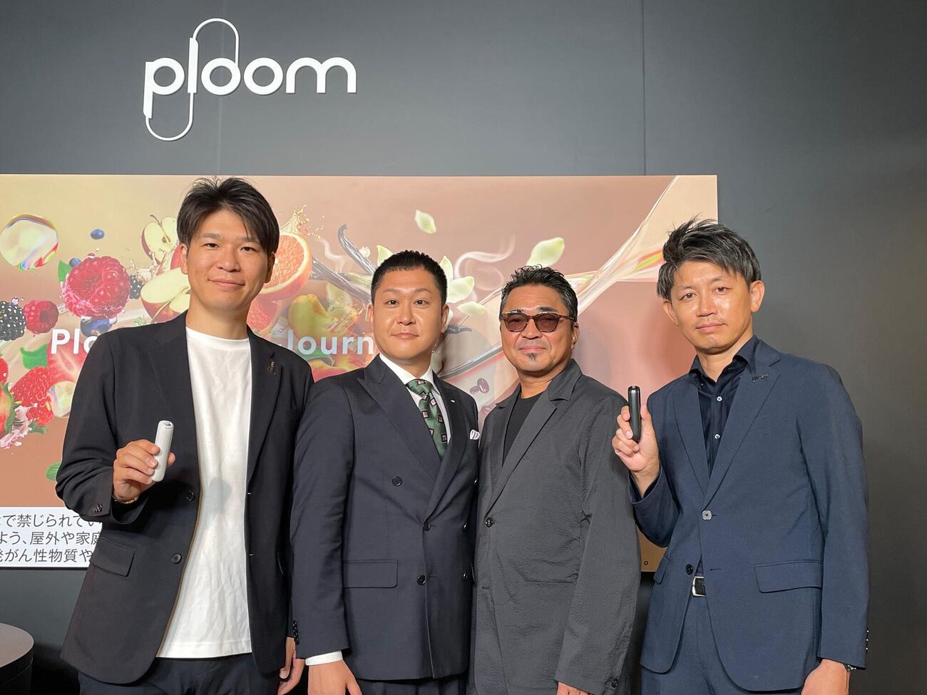 JTのイベントに登壇した、左からJTのRRP商品企画部嶋根崇駿次長、ドンデコルテ渡辺銀次、電気グルーヴ石野卓球、JTのRRP商品企画部村谷泰志担当部長