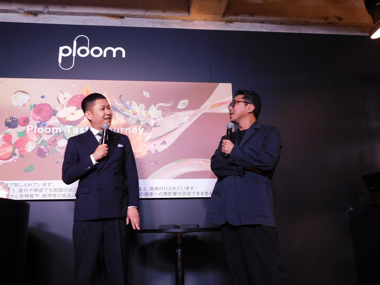 JTのイベントのトークセッションで話すドンデコルテ渡辺銀次（左）と電気グルーヴ石野卓球