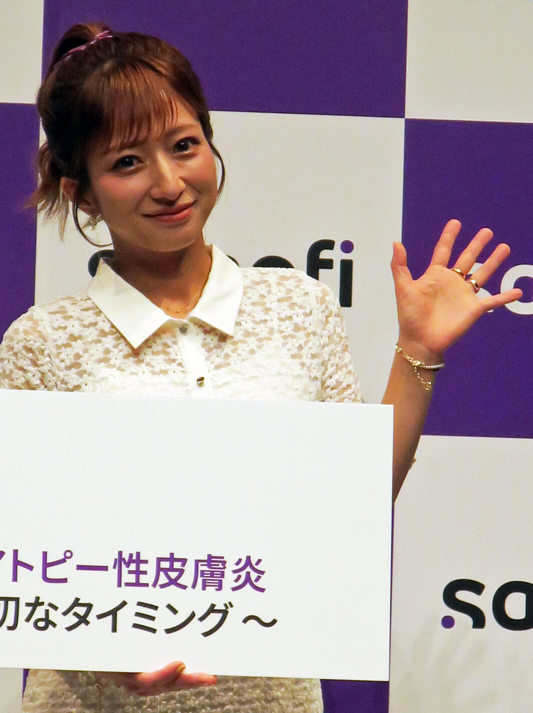 小児アトピー性皮膚炎セミナーでトークショーを行った辻希美