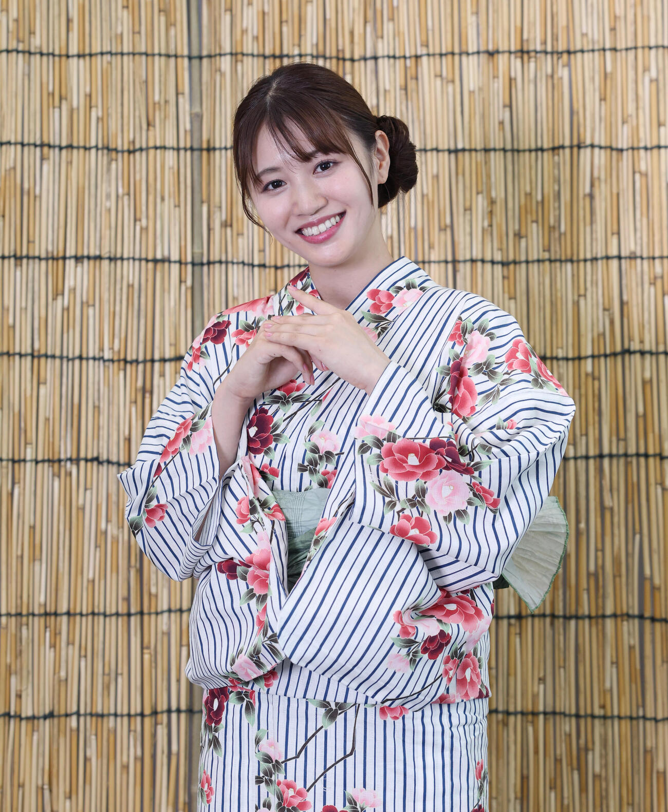 つばきの浴衣を着て笑顔を見せる塚本恋乃葉（撮影・増田悦実）