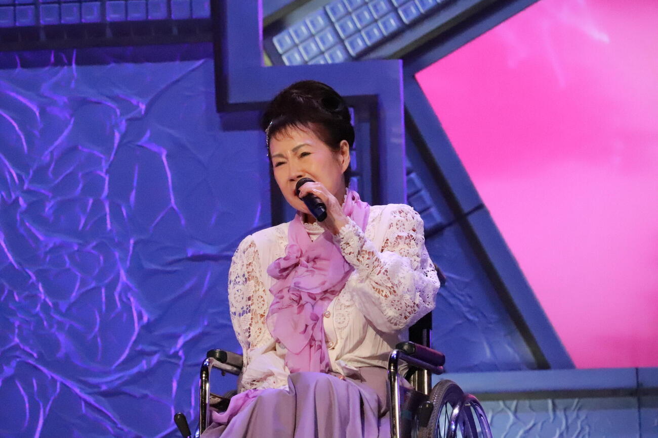 骨折の傷みをこらえて熱唱する水奈月順子