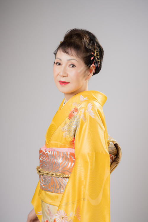 骨折に耐えて涙の歌唱で初ランクイン「けがの巧妙」　キャリア52年のベテラン歌手