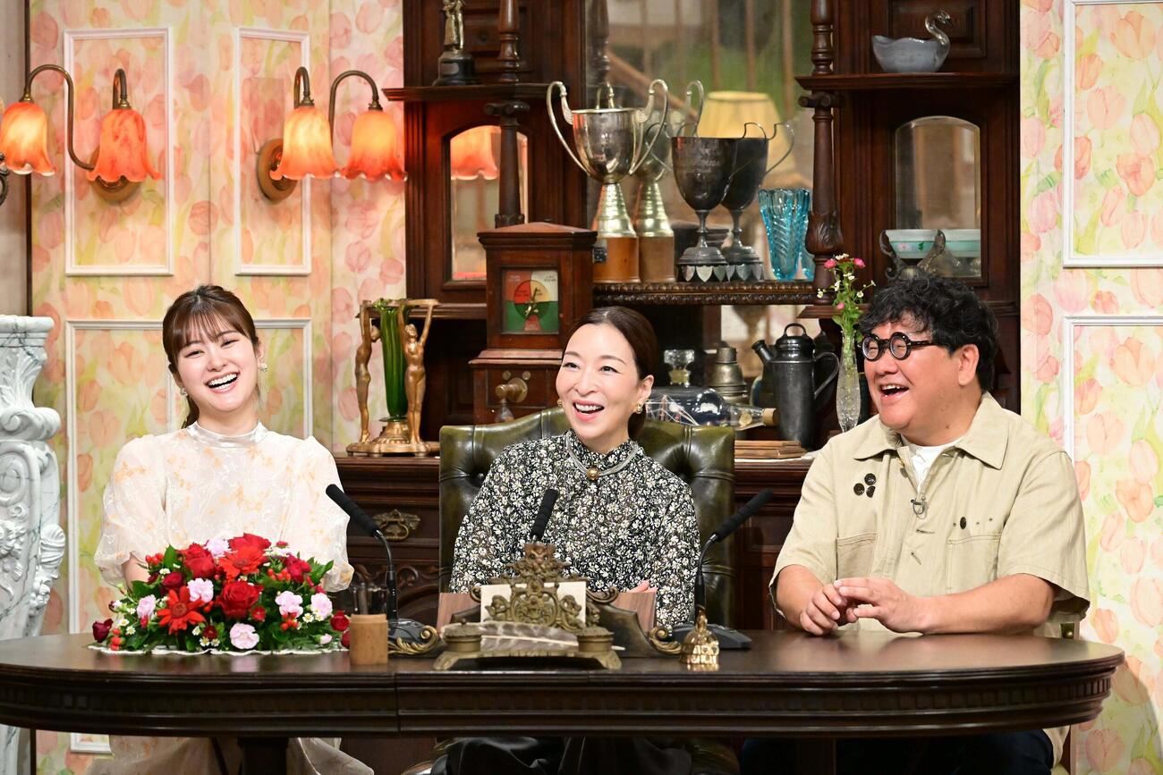 「探偵！ナイトスクープ」に特命局長として初出演する真矢ミキ（写真中央）